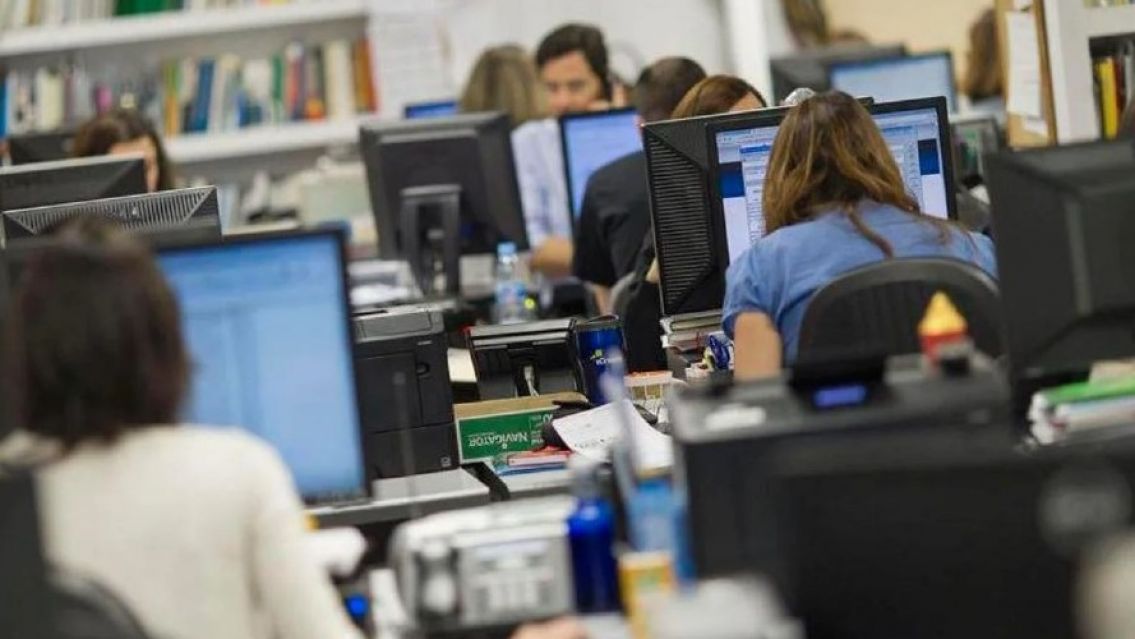 Nuevo ajuste: el Gobierno cortó todas las horas extras a empleados estatales