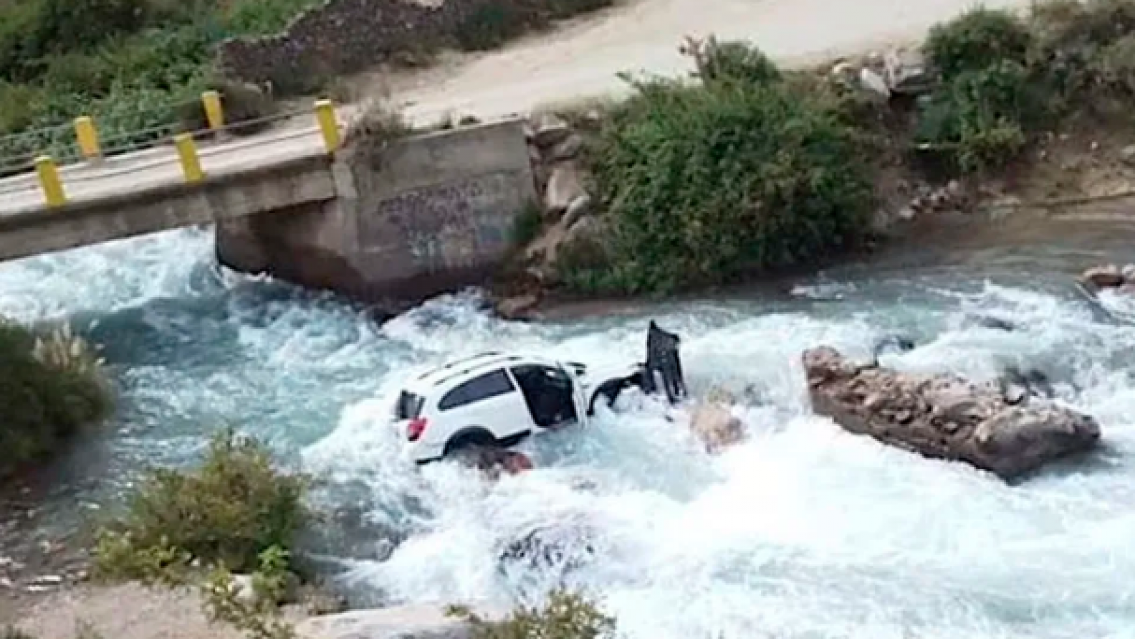 IMPACTANTE: Turista fue arrastrada por el r�o y muri�. El agua se llev� su camioneta