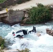 IMPACTANTE: Turista fue arrastrada por el r&iacute;o y muri&oacute;. El agua se llev&oacute; su camioneta