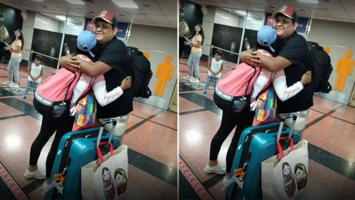El último romántico: le propuso matrimonio a su novia en pleno aeropuerto