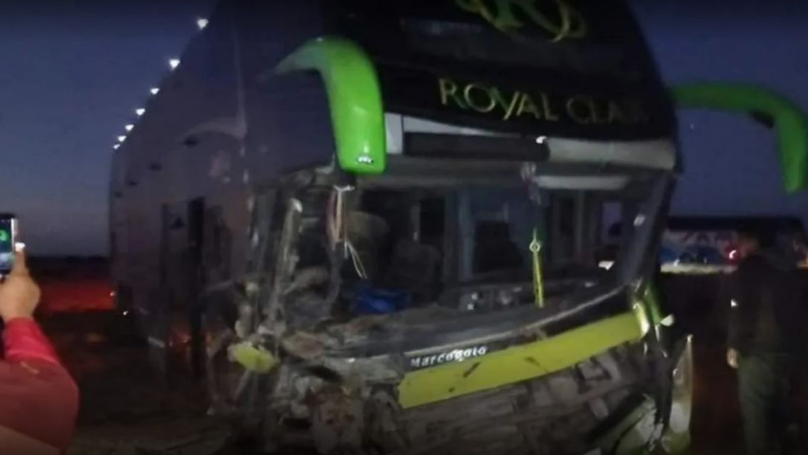 Camioneta choc� contra micro: 7 muertos, decenas de heridos y nene desaparecido