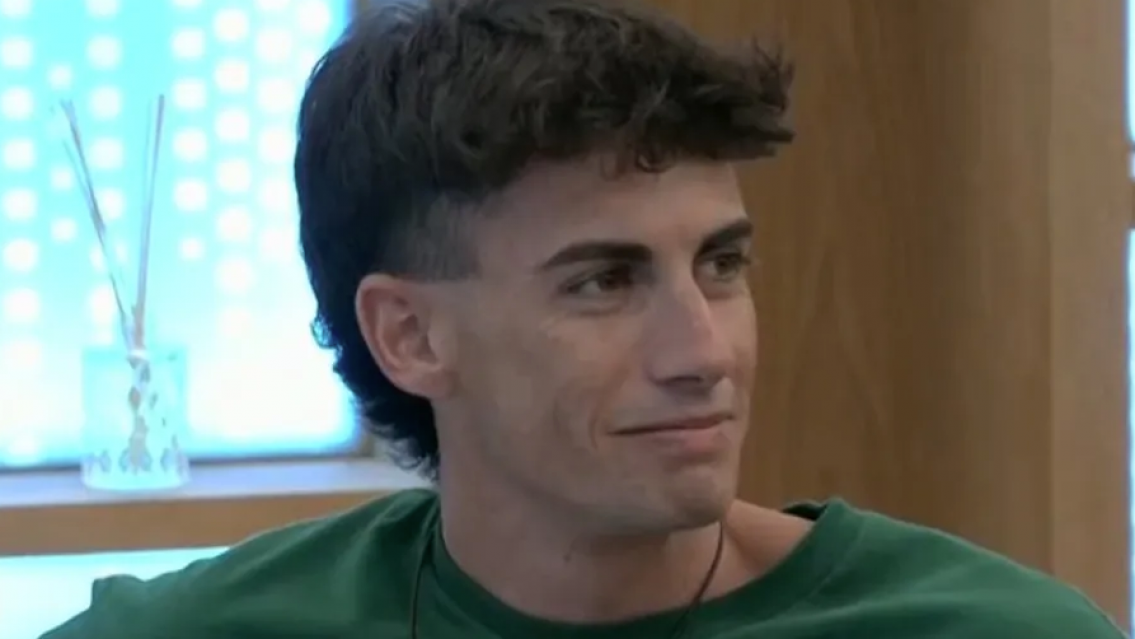 Alan se meti� a la cama de Sabrina y se pas� de la raya: "Sal� quiero dormir"