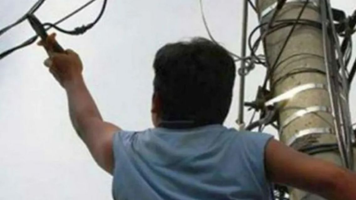 Murió mientras robaba cables y quedó colgado