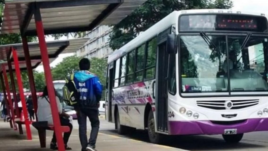 "Un desastre": pasajeros indignados tras el nuevo aumento del boleto en San Salvador