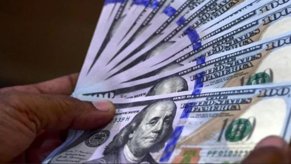 El dólar blue vuelve a caer y ya anota una baja de casi $100 desde su máximo histórico