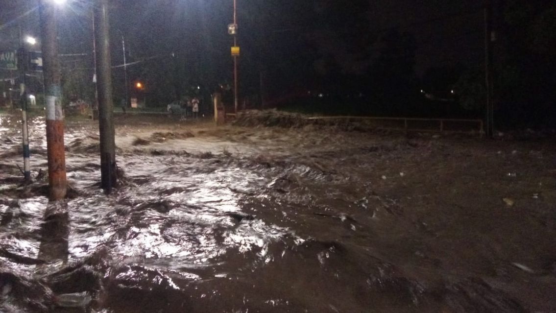 Volvi� a desbordar el arroyo Las Martas: Los vecinos est�n indignados 