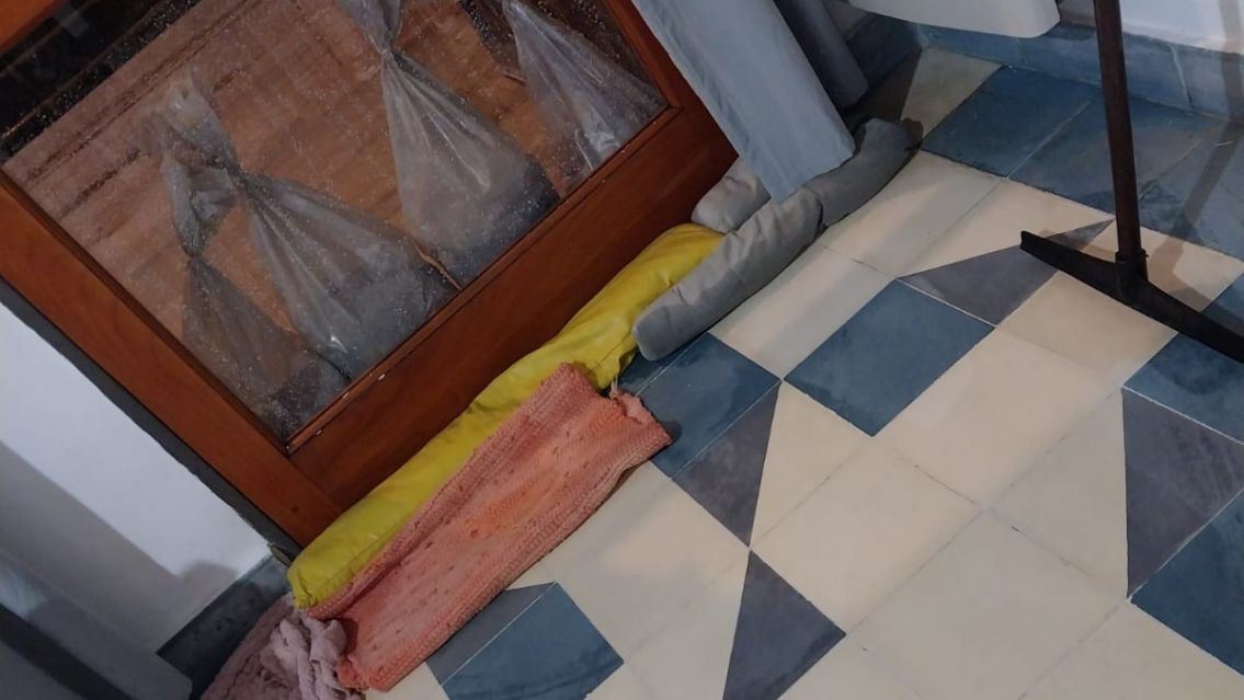 Los Perales: Las bolsas de arena no sirvieron para frenar el agua