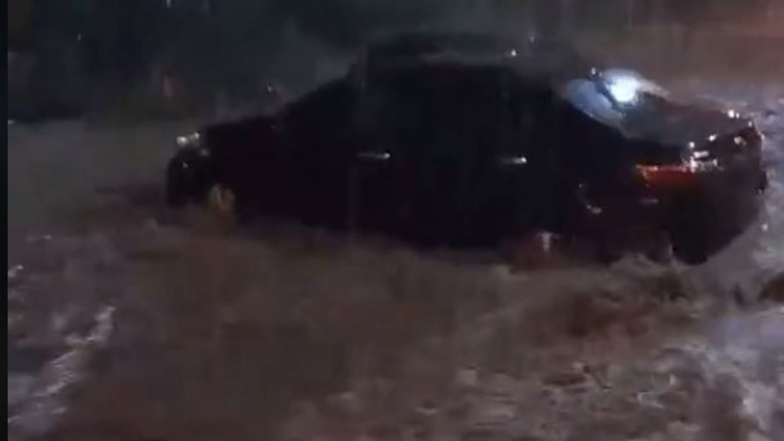 "Como si fueran juguetes": Temporal en Jujuy arras� con los autos