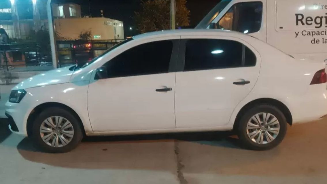 Jujeño machadísimo se metió a la plataforma de la terminal con su auto