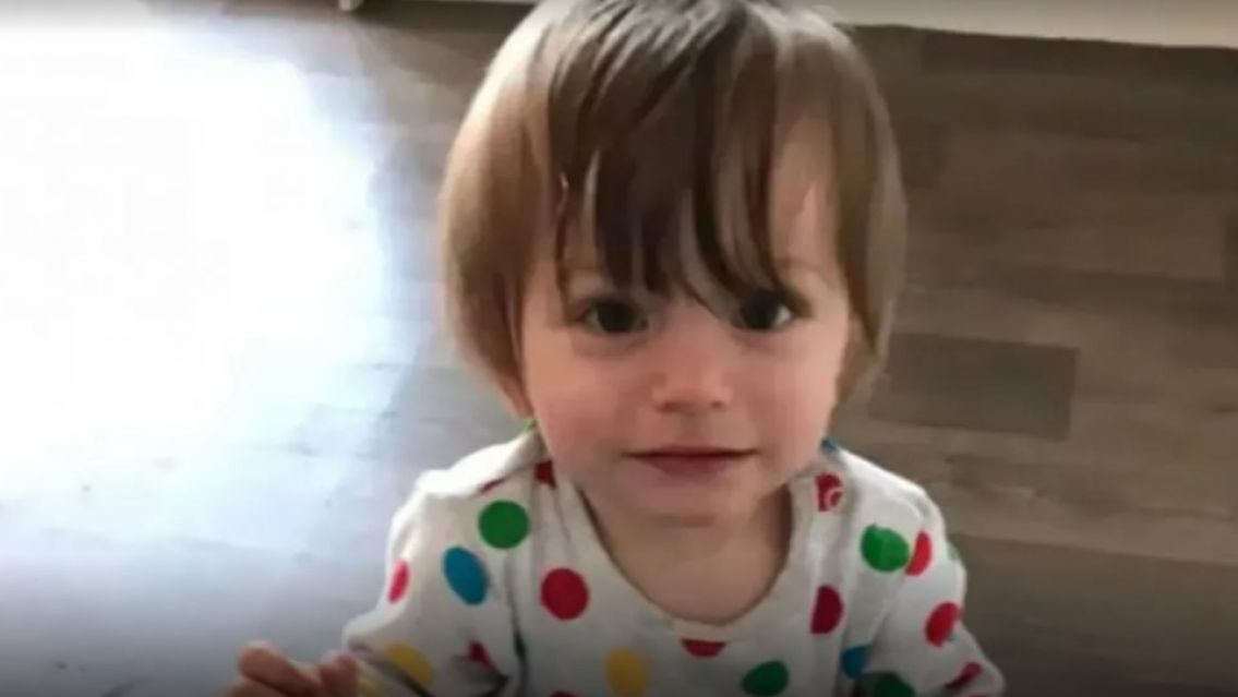 Nene de 2 años murió de hambre tras pasar varios días junto al cadáver de su padre