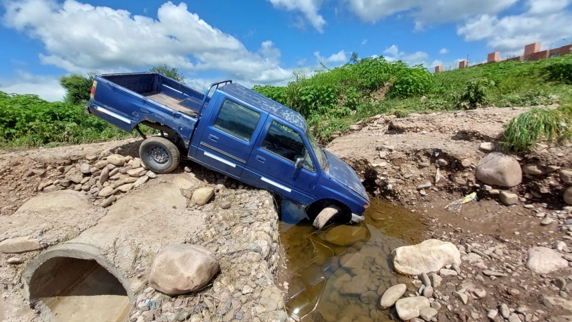 Una camioneta varada desde la tormenta en Palpalá: No la pueden sacar