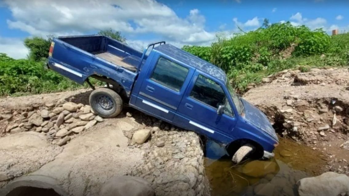 Cayó una camioneta de un puente: no la pueden sacar