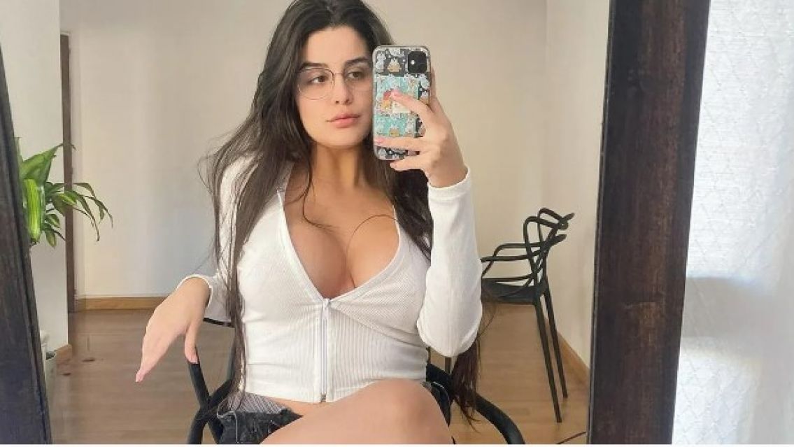 Subió una selfie y un chico la invitó a salir usando como excusa un detalle que vio en la foto