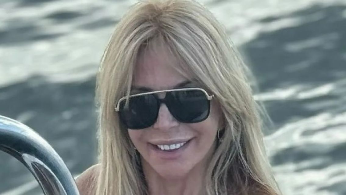 A los 71 años, Graciela Alfano arrasó con una nueva microbikini total black desde un yate de lujo