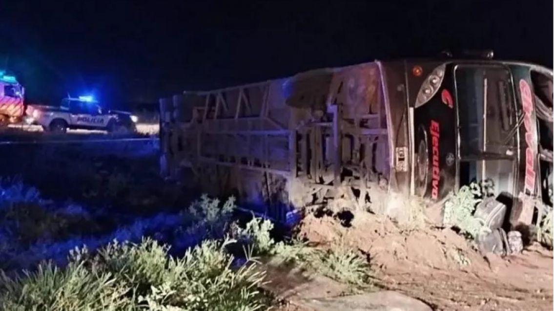 Volc� un colectivo en C�rdoba, muri� una mujer y hay 14 personas heridas