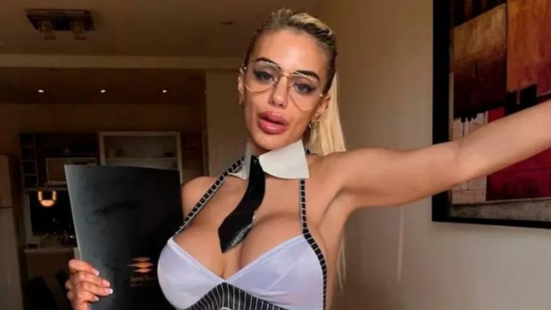 Anto Pane se sac� el corpi�o en plena fiesta en Mar del Plata y gener� furor entre el p�blico