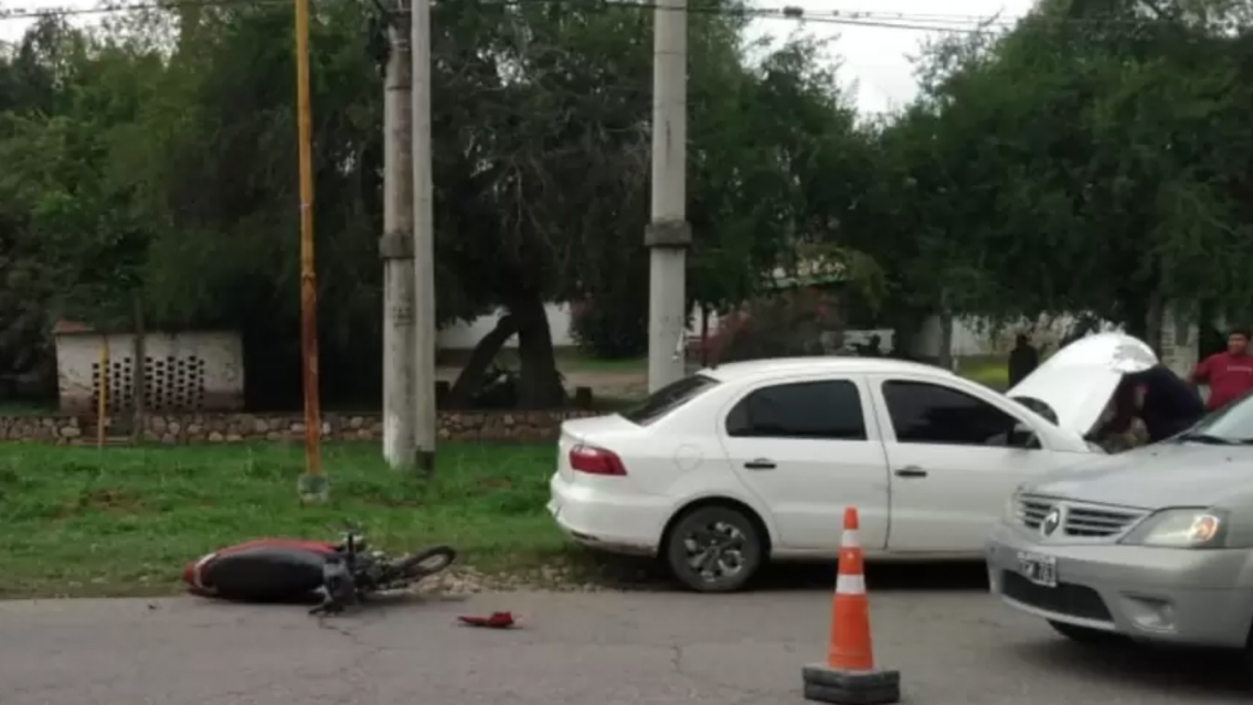 Juje�o machado choc� a un motociclista que ahora pelea por su vida
