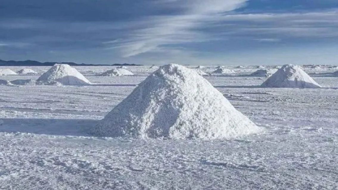 China descubri� un yacimiento de litio que complica a los juje�os: El precio se desplom� un 80%