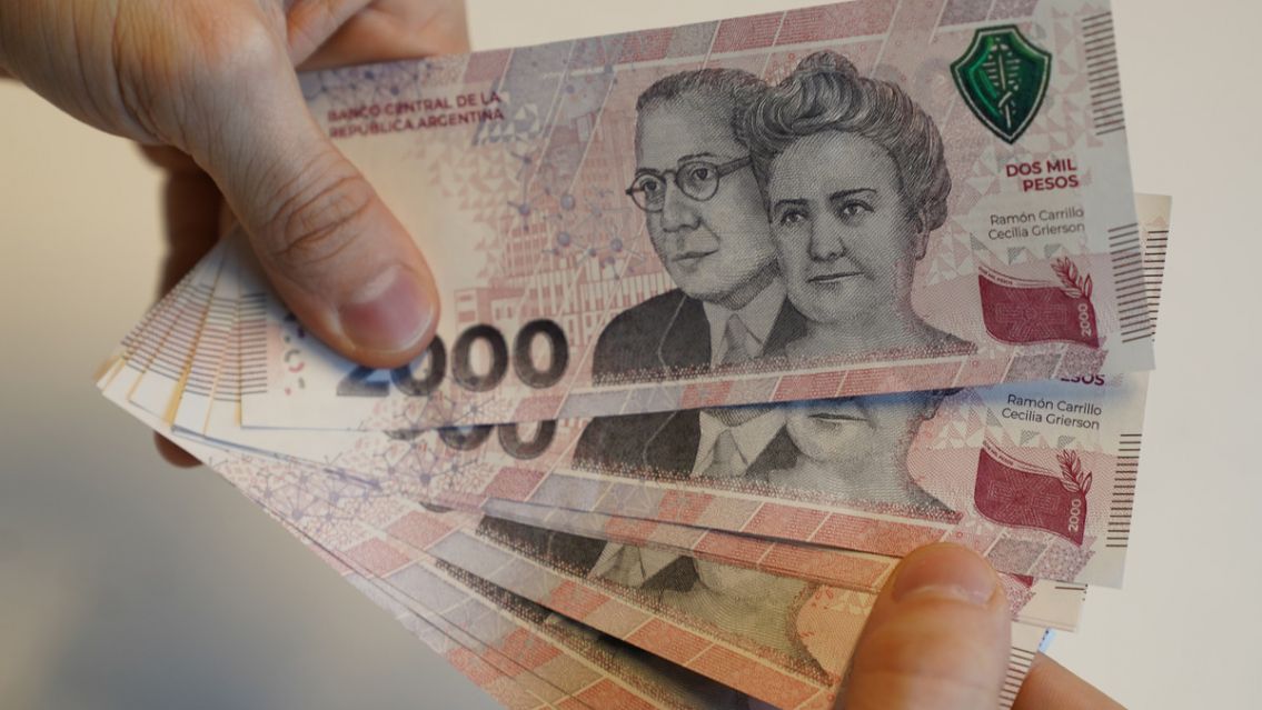 As� descubrieron a un changuito juje�o con billetes falsos de $2 mil