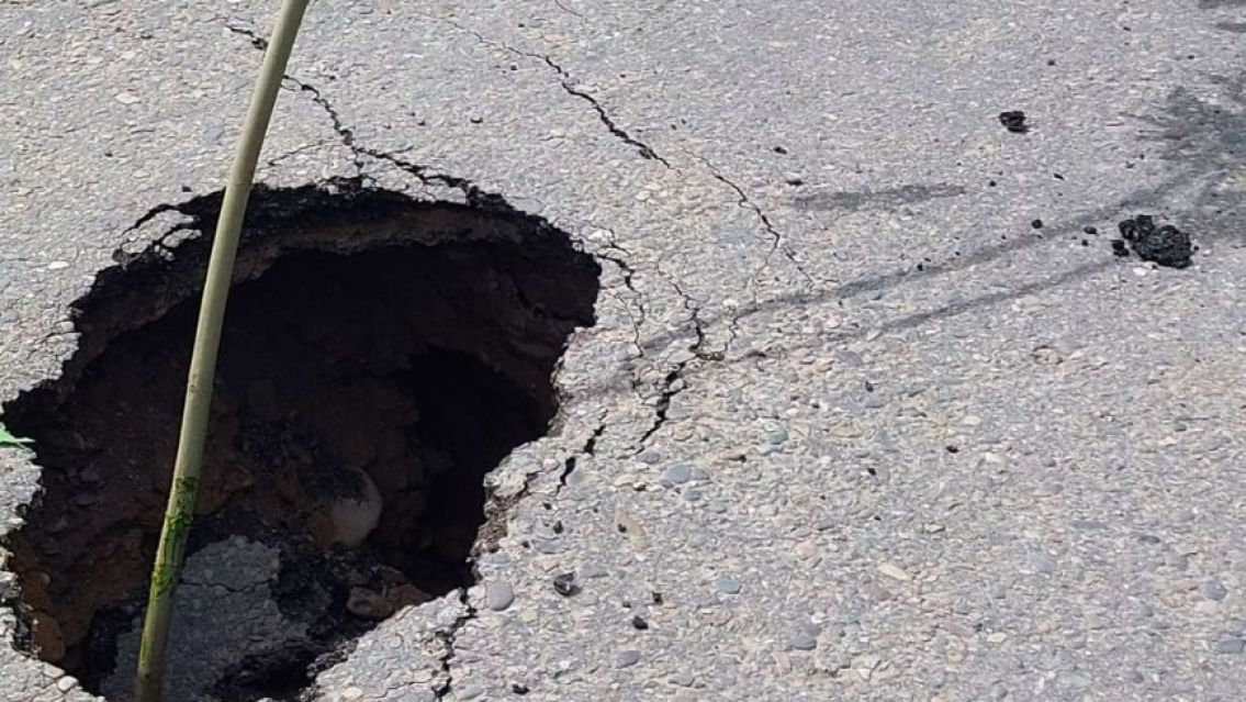 Indignaci�n en Palpal� por el "Puente traga autos": Las autoridades ni aparecen