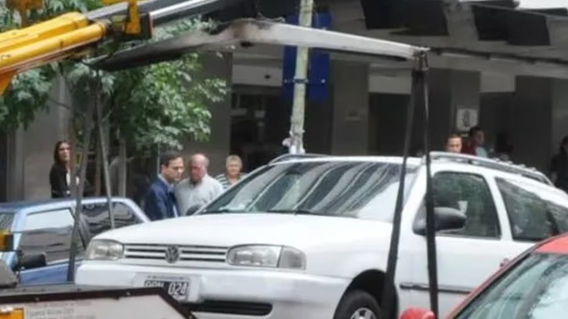 La nueva, contratan gr�as para robar autos estacionados: "Se hacen los due�os"