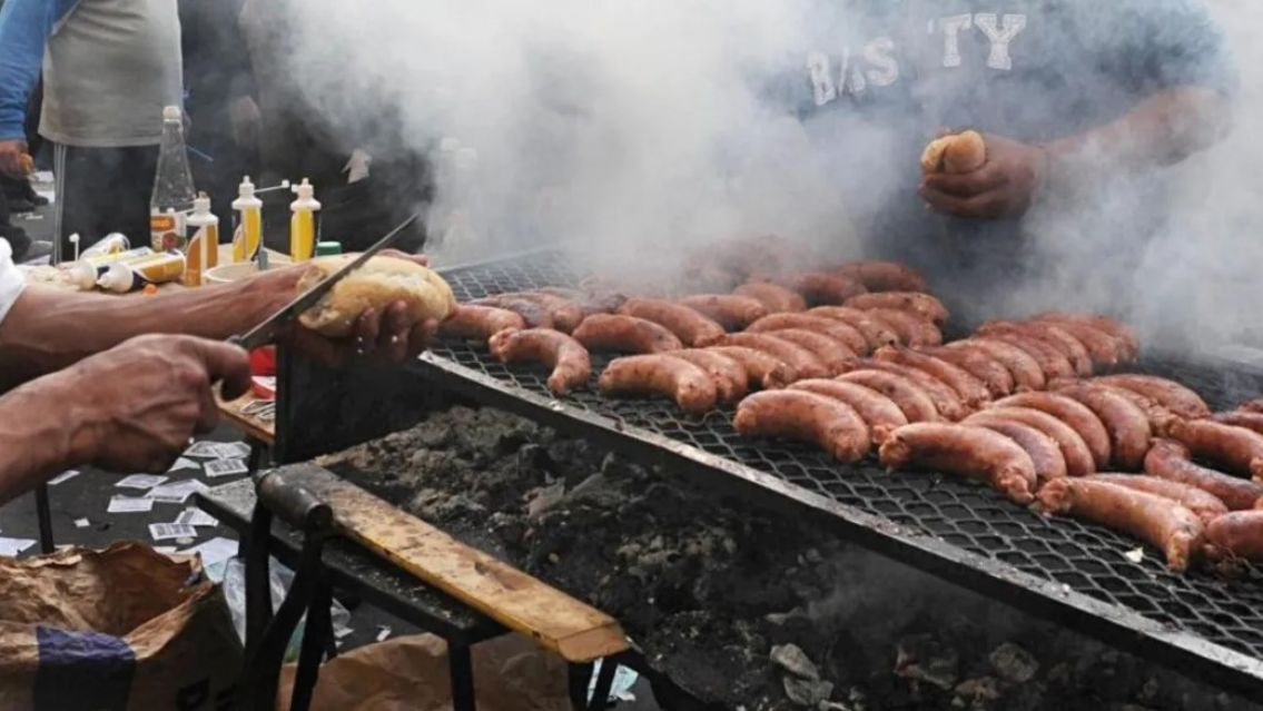 Para no quedarse sin gente: festival folklórico venderá choripanes y locros en cuotas