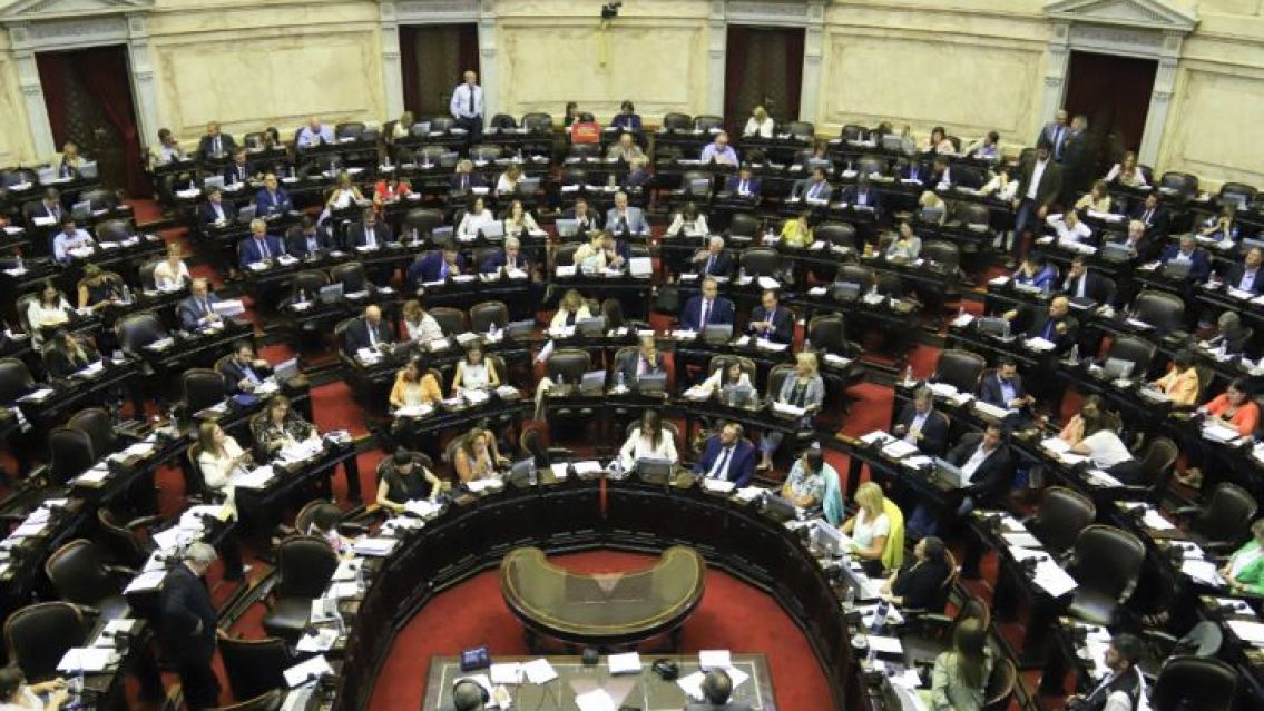 Avanza la Ley Ómnibus en diputados: el oficialismo logró el dictamen de comisión