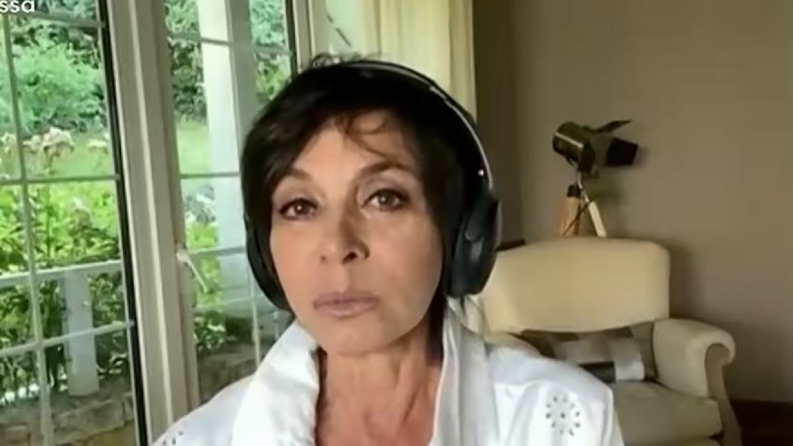 Qui�n es el hombre que sali� sin nada del ba�o de M�nica Guti�rrez: "Es un gal�n"