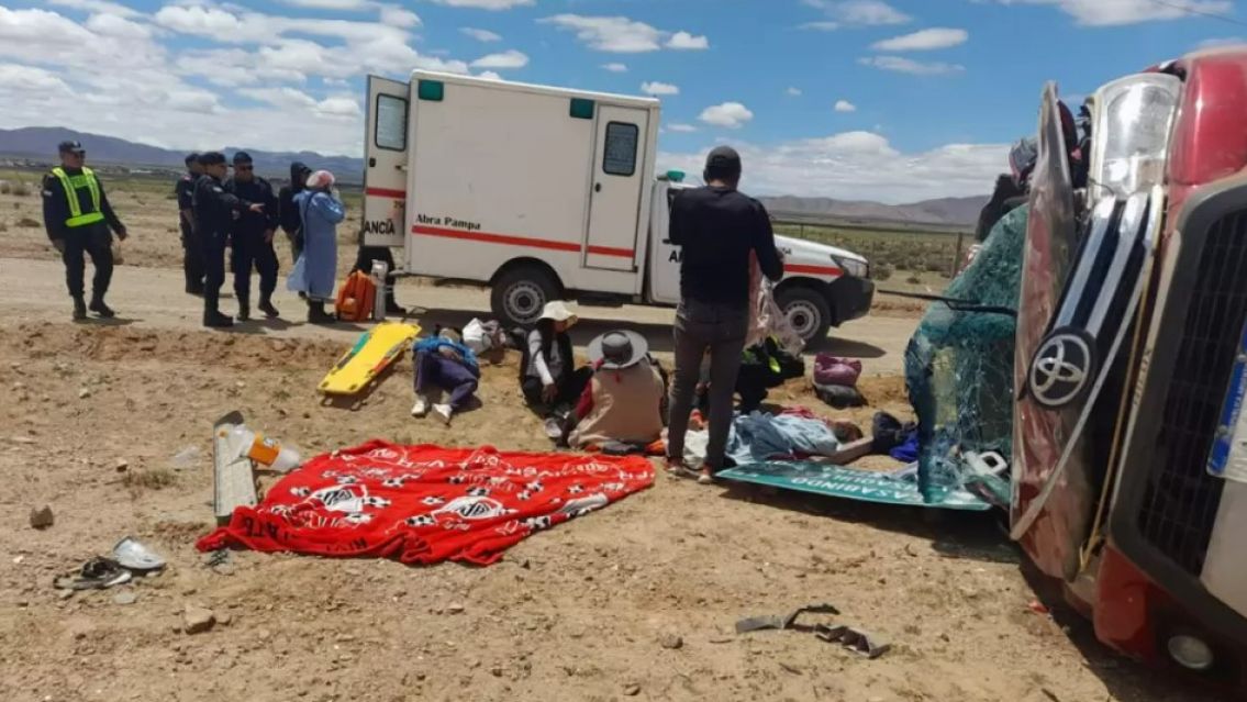Volc� una camioneta en Abra Pampa: manejaba un ni�o de 14 a�os y viajaban 9 pasajeros