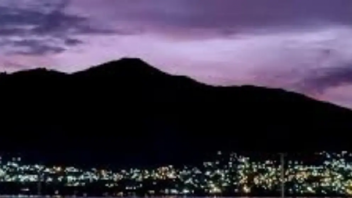 La extra�a luz que apareci� arriba de un cerro anoche