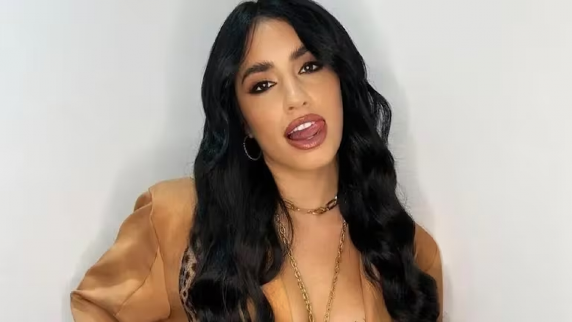 ¿Con quién durmió Lali Espósito? Subió una foto y se vio todo en el reflejo del tele