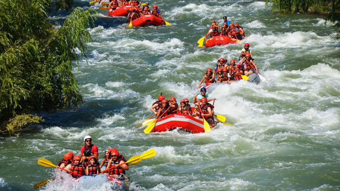 Viernes trágico: un joven de 19 años murió ahogado mientras hacía rafting