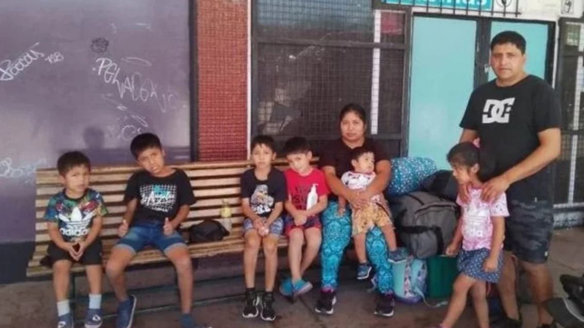 Jujeño lleva 3 días varado en una terminal de Buenos Aires: Sus hijos ni aguantan más