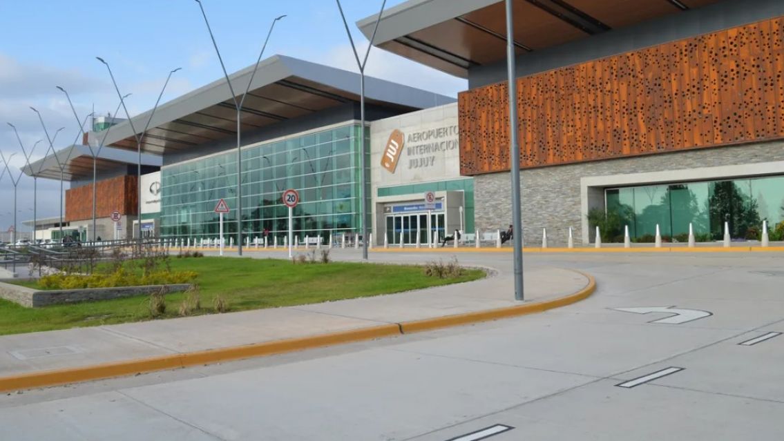 Tensi�n en el Aeropuerto de Jujuy: Un avi�n que aterrizaba sufri� da�os