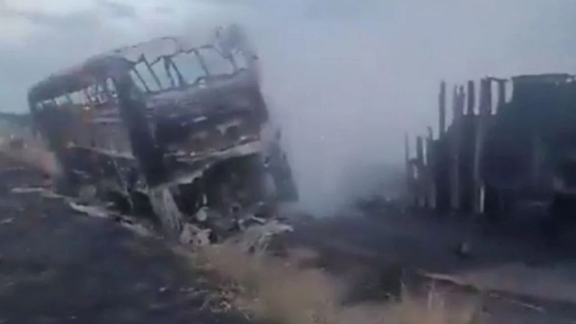 Un brutal choque entre un cami�n y un micro dej� al menos 20 muertos 