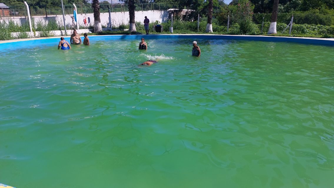 "Por mantenimiento": cerraron el balneario municipal de Palpalá que tenía agua verde