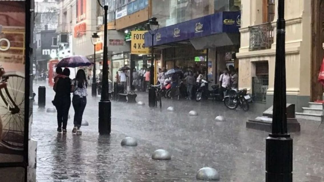 Jueves de compadres con tormenta: A qu� hora se larga