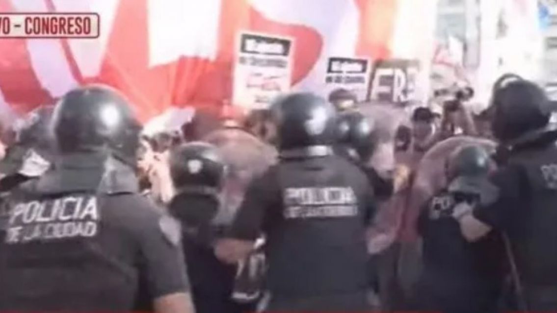 Incidentes frente al Congreso: enfrentamientos y detenidos