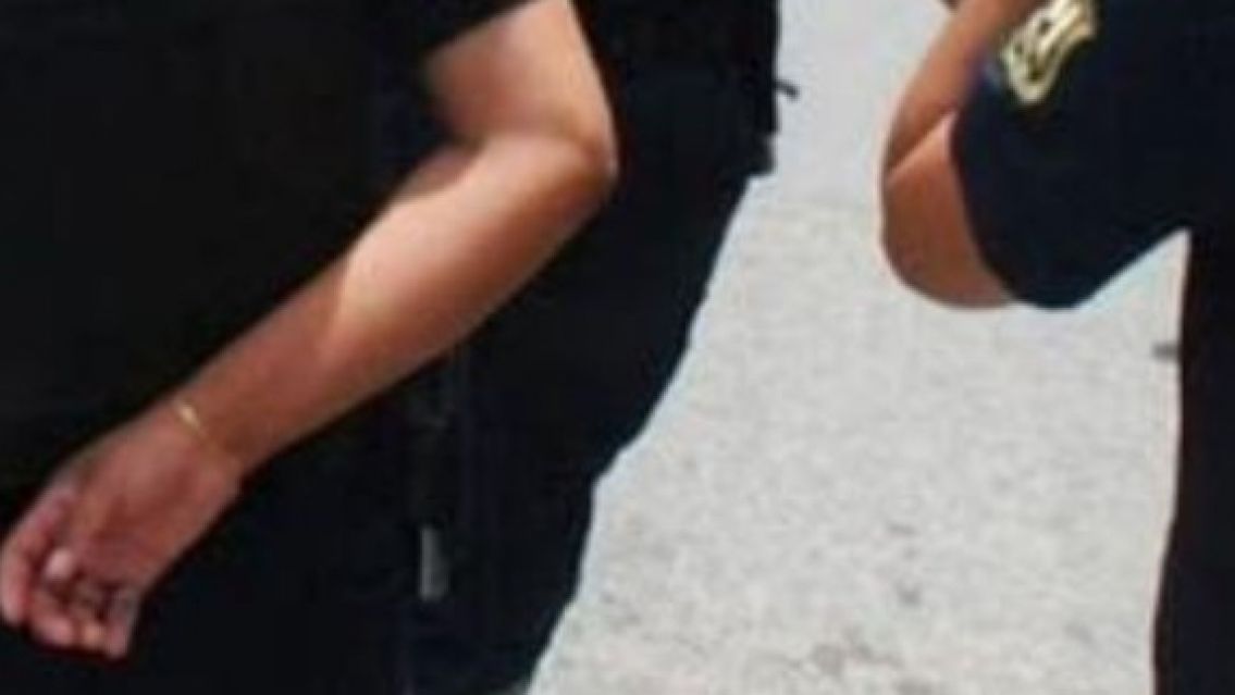 Denuncia que encontró a su esposa policía teniendo relaciones con otro policía