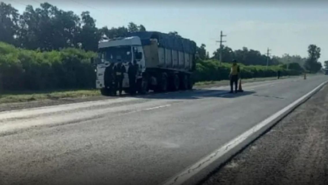 Camionero borracho manejaba zigzagueando en plena ruta 34