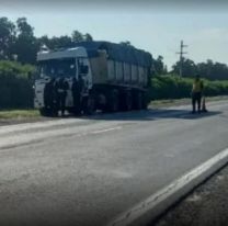 Camionero borracho manejaba zigzagueando en plena ruta 34