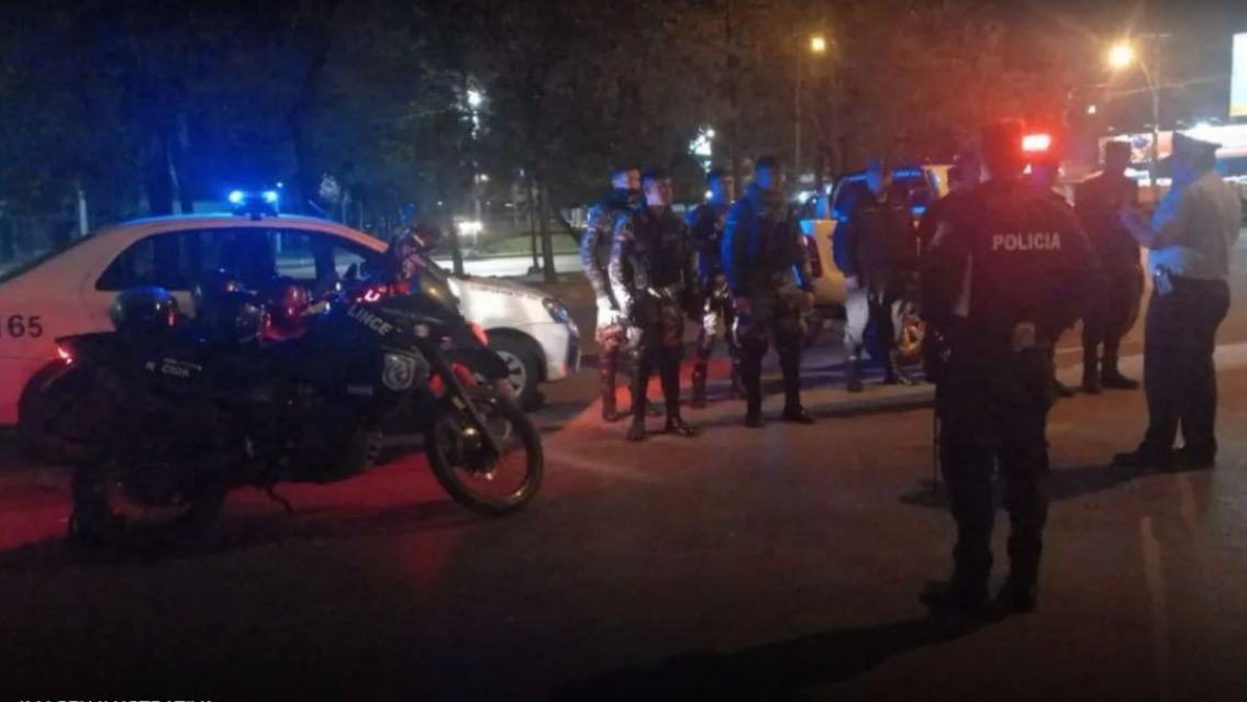 Acusan a "trabajadora de la noche" de robarle $100.000 a un jubilado