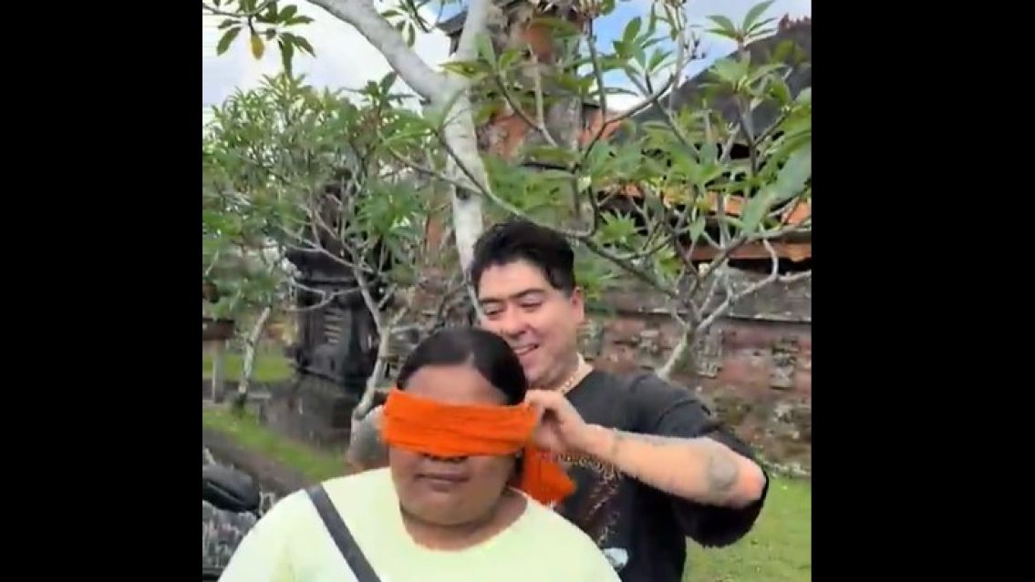 Una vendedora ambulante le dio de comer gratis y el hombre le regaló una casa