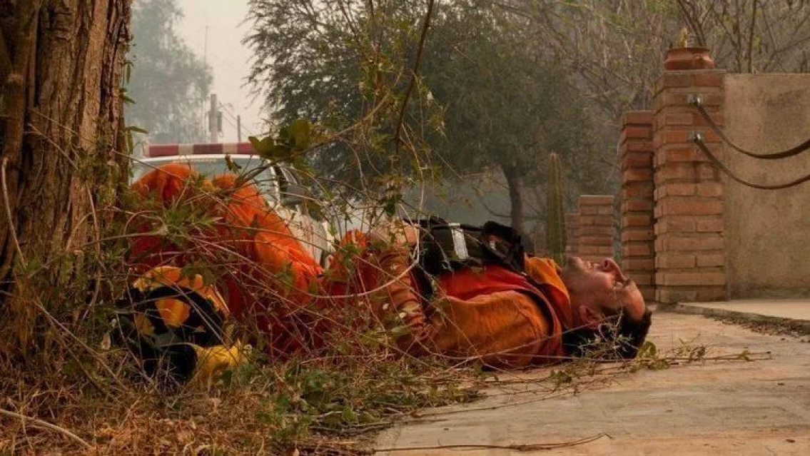 Muri� el bombero de 49 a�os que fue viral por trabajar sin parar en los incendios forestales