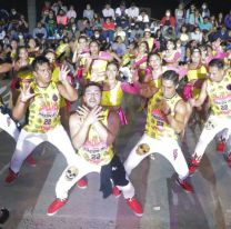 El extraño personaje que apareció en un corso y asustó a todos [FOTOS]