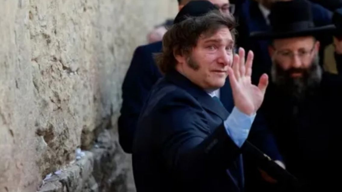 Javier Milei visitó el Muro de los Lamentos, rezó y se emocionó