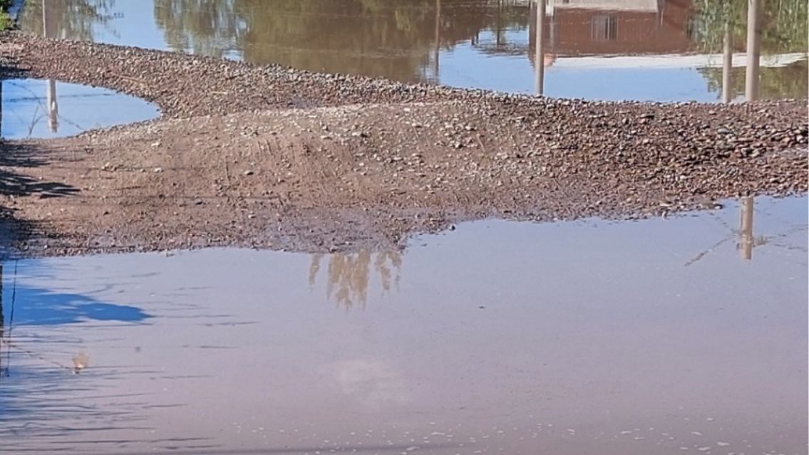Una calle de Palpal� se convirti� en laguna y la municipalidad no aparece