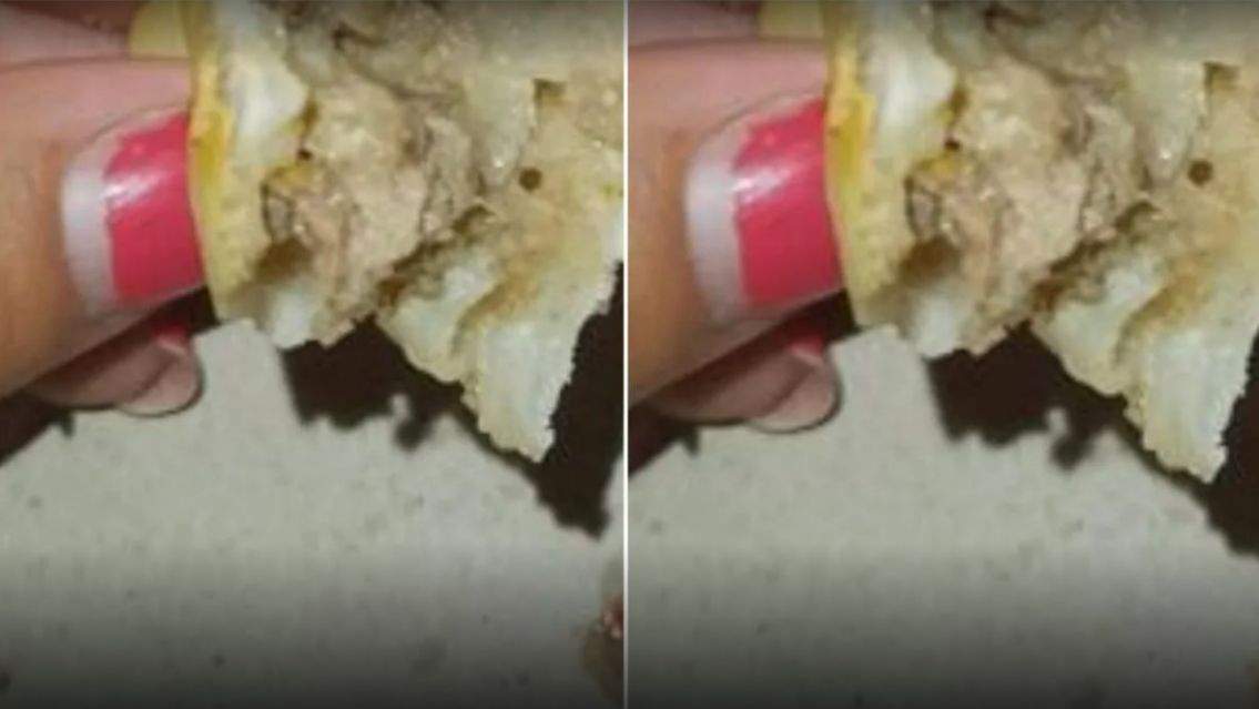 Pidi� empanadas a un conocido local y se encontr� con lo m�s asqueroso