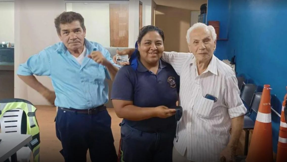 Encontró una bolsa llena de dinero y la devolvió a su dueño: era jubilado