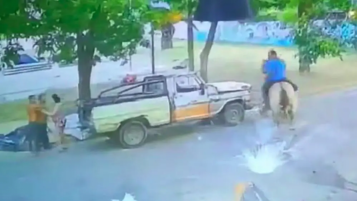 A caballo, a los botellazos y a las corridas, todo eso pas� en cuesti�n de minutos